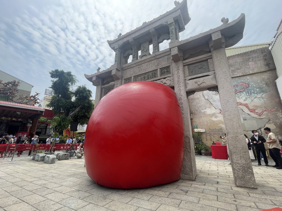 「紅球計畫」在台南開展，首站在風神廟接官亭登場。記者萬于甄／攝影