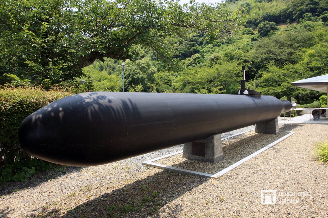 二戰末期日本利用自身的潛艇技術，打造出迷你潛艇，並且在前方搭載大量的炸藥，發展出...