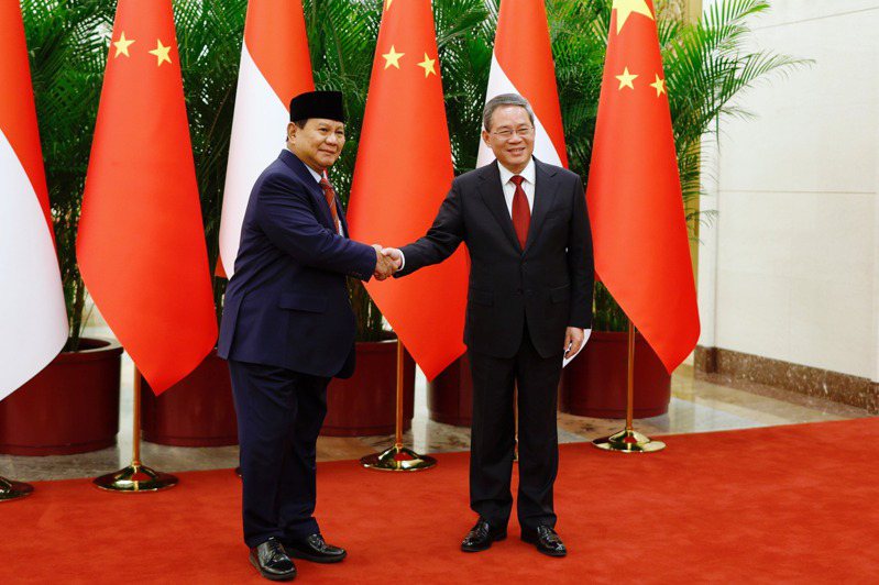 大陸國務院總理李強（右）會見印尼準總統普拉伯沃。中新社