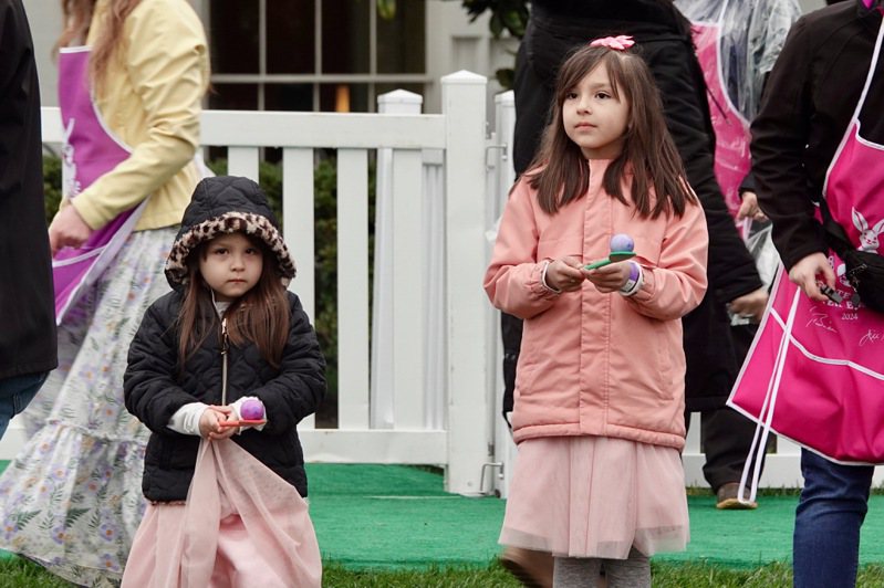 美国总统拜登夫妇1日主持在白宫举行的复活节滚彩蛋活动，欢迎约4万名大小朋友同乐。(photo:UDN)