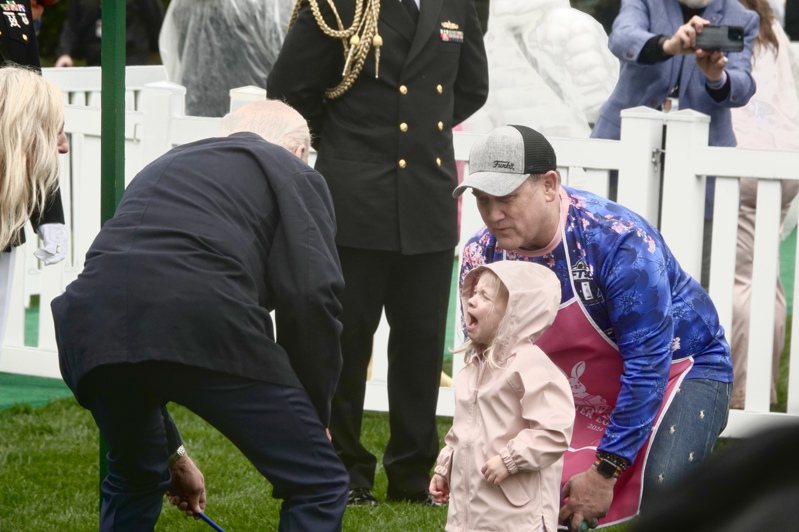 美国总统拜登参加复活节滚彩蛋活动，他在草坪上安慰一个大哭的小女孩，并陪着小女孩玩了一会儿的滚蛋游戏。记者张文馨／摄影(photo:UDN)