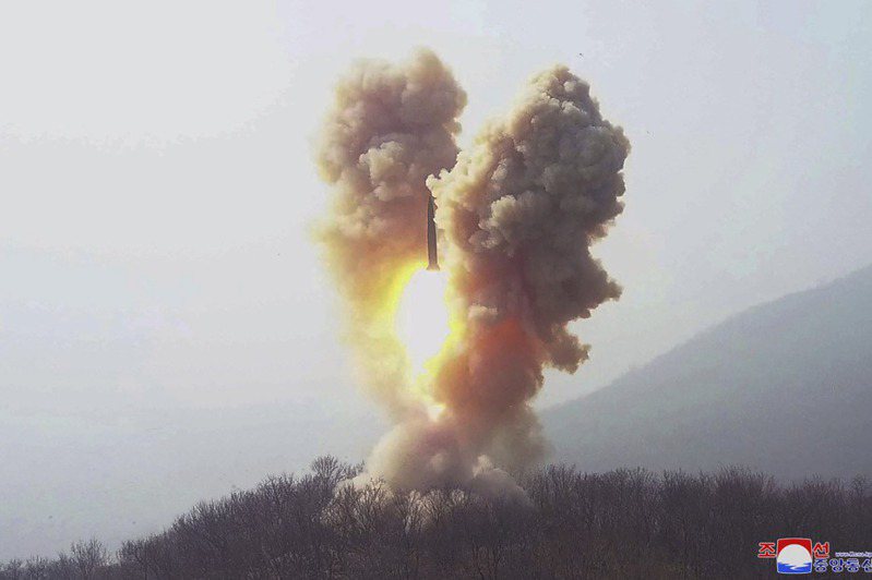 南韓聯合參謀本部表示，北韓2日朝日本海發射一枚中程彈道飛彈。圖為北韓3月18日朝東海發射一枚彈道飛彈。美聯社