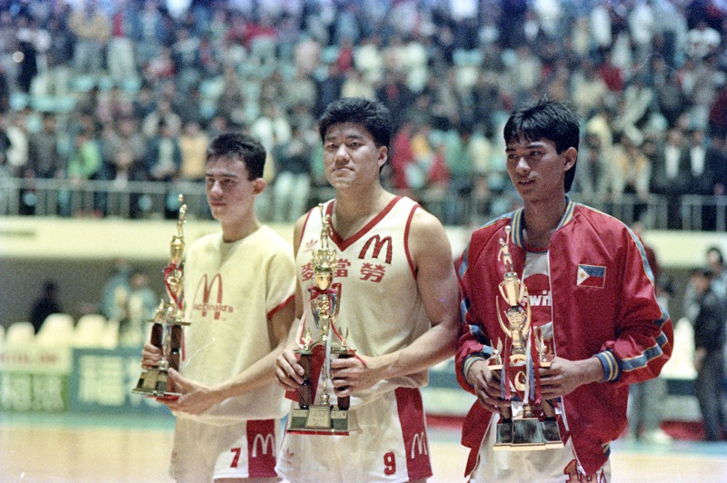 1988年4月3日，城市杯國際男籃邀請賽扣籃大賽，左起為麥當勞鄭志龍、張嗣漢、菲律賓快捷熱狗雷阿洛必獲前三名。圖／聯合報系資料照片