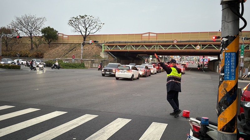 台南市歸仁區太子路在清明連假期間會出現大量車潮，警方派員疏導車流。圖／台南市交通大提供