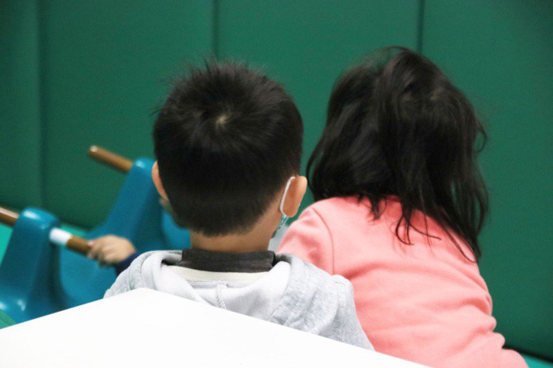 台灣睡眠不足幼兒的比率隨年齡增加，從1歲的3%增至3歲的11.8%；幼兒晚睡（晚間10時後就寢）比率也隨年齡攀升，從1歲的48.3%增至3歲的57.8%。兒童示意圖／聯合報系資料照片