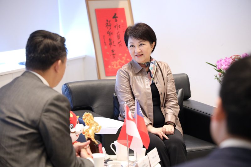 台中市長盧秀燕（右）昨宣布將訪問新加坡；星國駐台北辦事處上月拜會盧，傳提出邀訪。圖／台中市政府提供