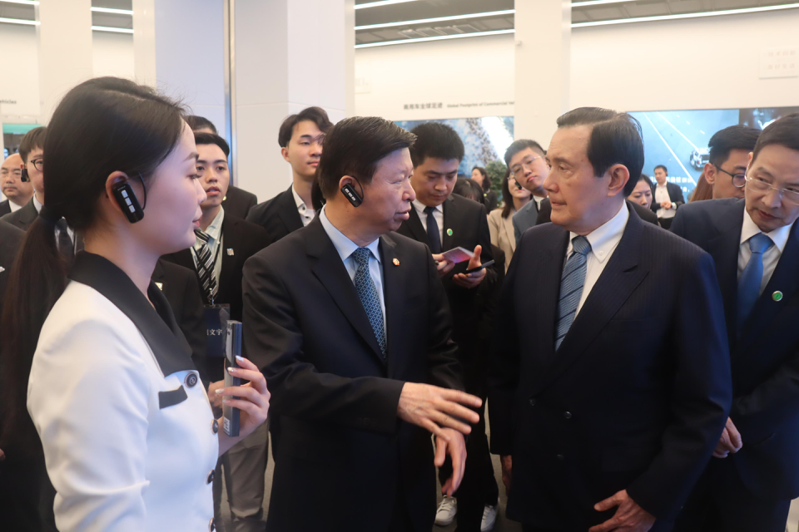 前总统马英九2日上午在大陆国台办主任宋涛陪同下参观比亚迪公司。（记者廖士锋／摄影）