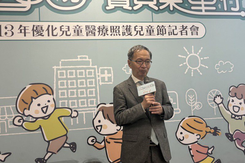 衛福部長薛瑞元說明兒科相關利多政策。記者李青縈／攝影