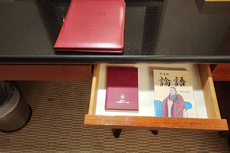 以日客為主的京都商務旅館，飯店房間內的抽屜打開，除了常見的聖經外，還有特別印製的影音版《論語》。圖／徐銀樹提供