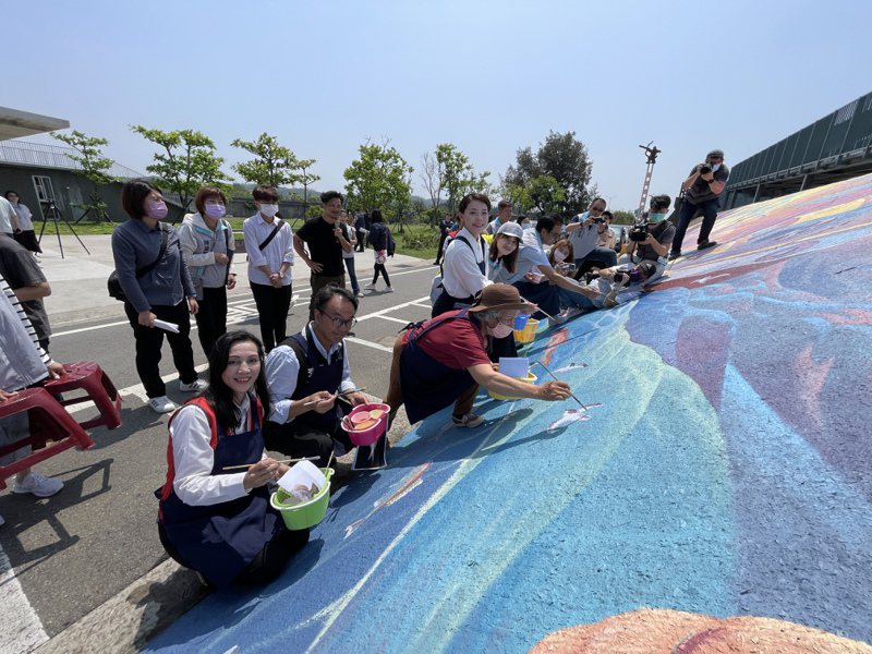 新竹市香山区那鲁湾部落是台湾西海岸唯一阿美族聚落，市府近年最近首度在部落堤防打造130平方公尺彩绘创作，市长高虹安与族人一起彩绘。记者张裕珍／摄影