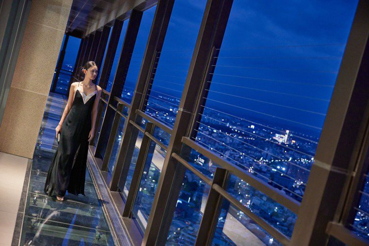 嘉義福容voco酒店32樓設有觀景台Skyline，可從高空俯瞰嘉義市夜景。圖/福容大飯店提供
