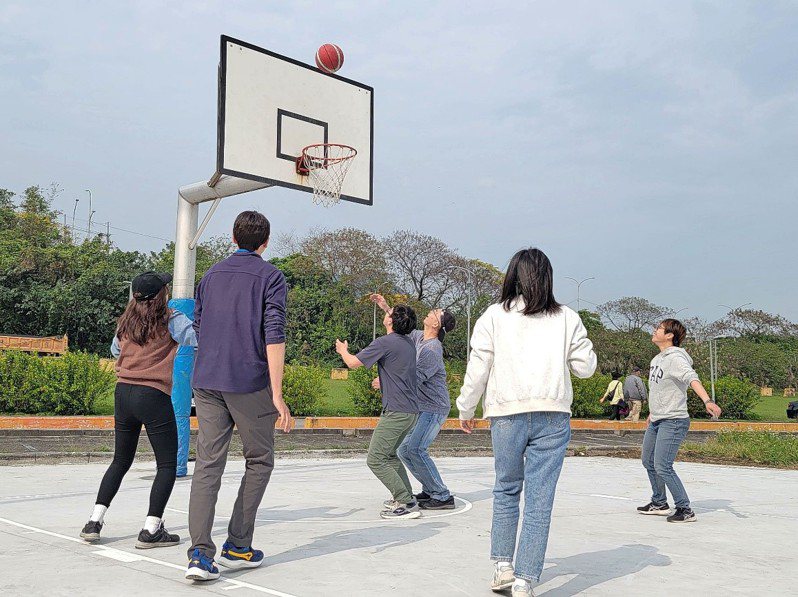 山佳籃球場改善後，平整的地坪讓球友可安心從事籃球運動。圖／新北高灘處提供