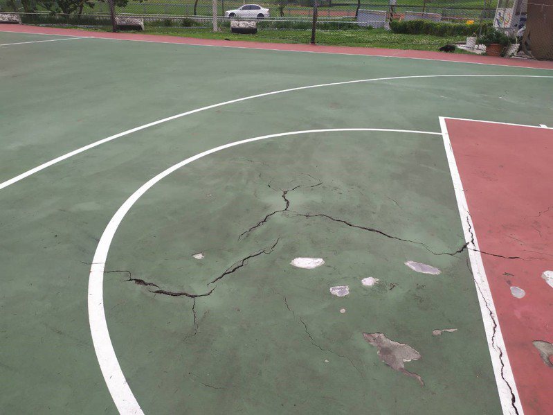 山佳篮球场原地坪常受风雨侵蚀造成损坏，多处龟裂、斑驳已影响安全。图／新北高滩处提供