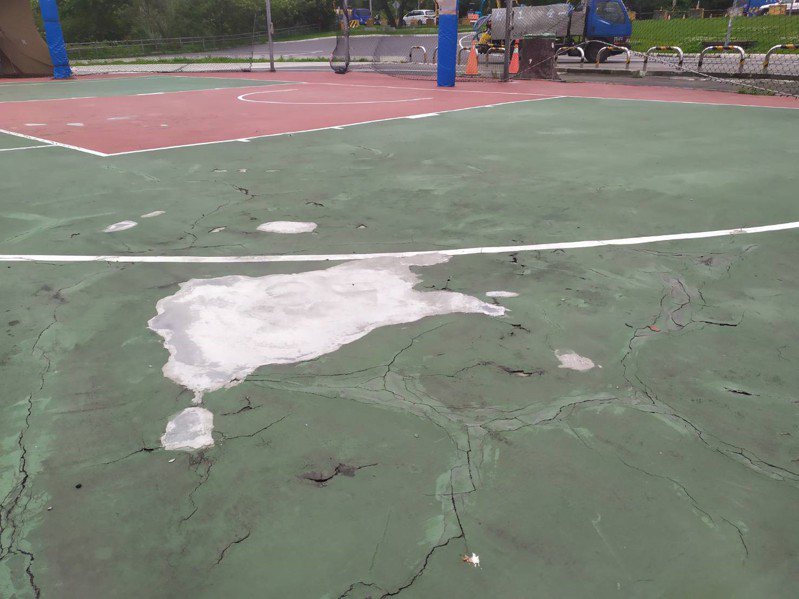 山佳篮球场原地坪受风雨侵蚀，多处龟裂、斑驳已影响安全。图／新北高滩处提供