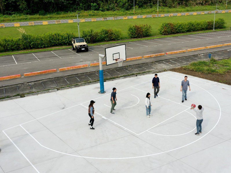 山佳篮球场改善后，混凝土材质让球友运动更安全。图／新北高滩处提供