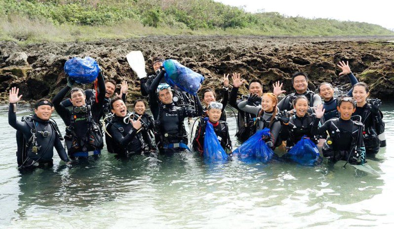 台湾潜水公司今年连续第6年免费为垦丁国小举办别开生面的海底毕业典礼外，还招募8名学童取得潜水证照组成「珊瑚保育小队」，盼成为海洋保育生力军。图／台湾潜水提供