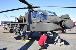 中國大陸新式重型武裝直升機亮相，軍事專家稱，它的外形與設計理念幾乎和美製AH-64D/E（阿帕契）攻擊直升機一樣。圖為2014年在美國休斯頓展出的美製阿帕契攻擊直升機。新華社