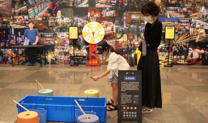 「毒海救援」游戏运用台湾夜市常见「捞金鱼」概念，让观众动手认识反毒知识。图／国立自然科学博物馆提供
