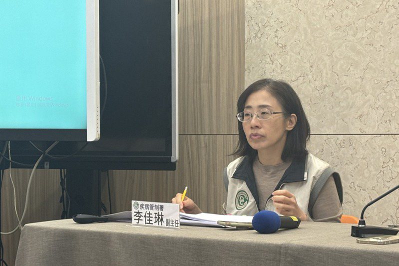 疾管署疫情中心副主任李佳琳說明百日咳過往流行趨勢。記者李青縈／攝影