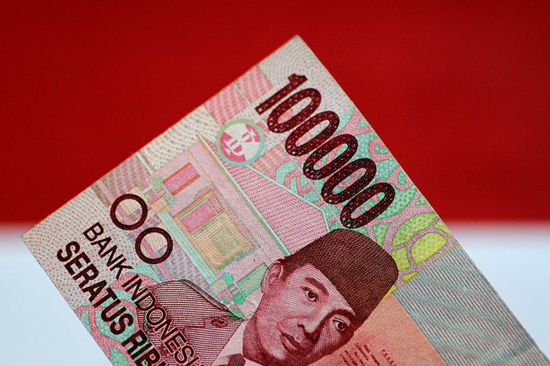 印尼盾兌美元今天一度下跌近0.5%，至1美元兌15,963印尼盾，是2020年4月來最低價位。路透