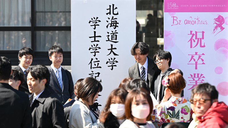日本政府公布最新報告，15至64歲的工作人口從高峰時期減少了15%。若要補足勞動缺口，急需仰賴外籍人士加以補足，而且預計需求會越來越多。路透