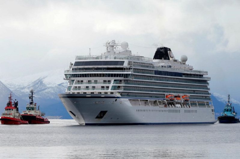 挪威郵輪旗下一艘郵輪的8名乘客宣稱，船長沒讓他們上船就離港，導致一行人被困在非洲的一個島嶼上，除了身無分文，還有人無法服用重要的藥物。圖／翻攝自X帳號@
NYPost