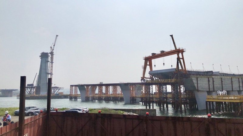 耗資230億新建的淡江大橋工程，主橋塔已見雛形，預計2025年底完工。記者劉懿萱／攝影