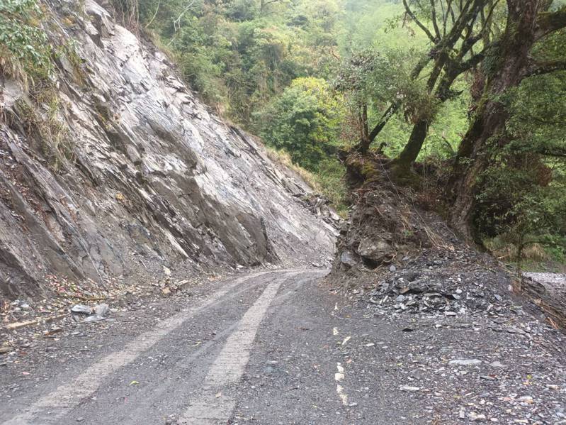 大鹿林道东线5.2公里的落石坍方已抢通，4月2日起开放通行。图／雪霸国家公园管理处提供