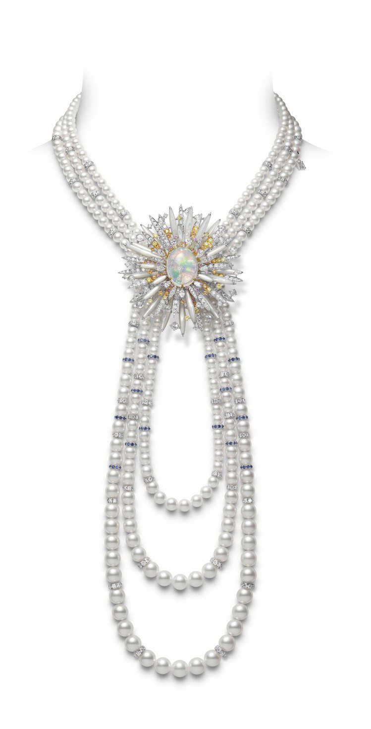 MIKIMOTO頂級珠寶系列「Praise to the Sea」海膽造型蛋白石胸針珍珠串鍊，胸針，672萬元；項鍊，308萬元。圖／MIKIMOTO提供