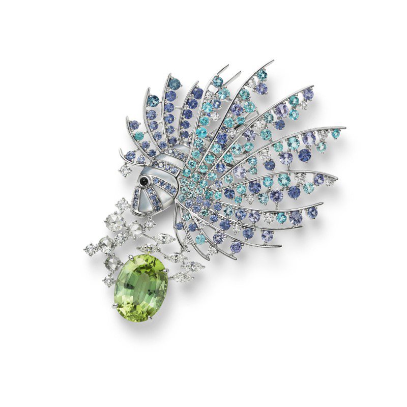 MIKIMOTO顶级珠宝系列「Praise to the Sea」狮子鱼造型胸针，主石为约7.09克拉的绿色碧玺，247万元。图／MIKIMOTO提供