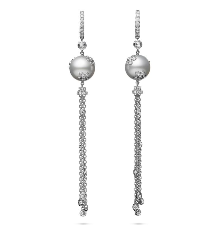 在珍珠上以Piqué工藝展現夢幻鑲嵌技法之美的MIKIMOTO頂級珠寶系列「Praise to the Sea」南洋珍珠鑽石流蘇耳環，124萬元。圖／MIKIMOTO提供