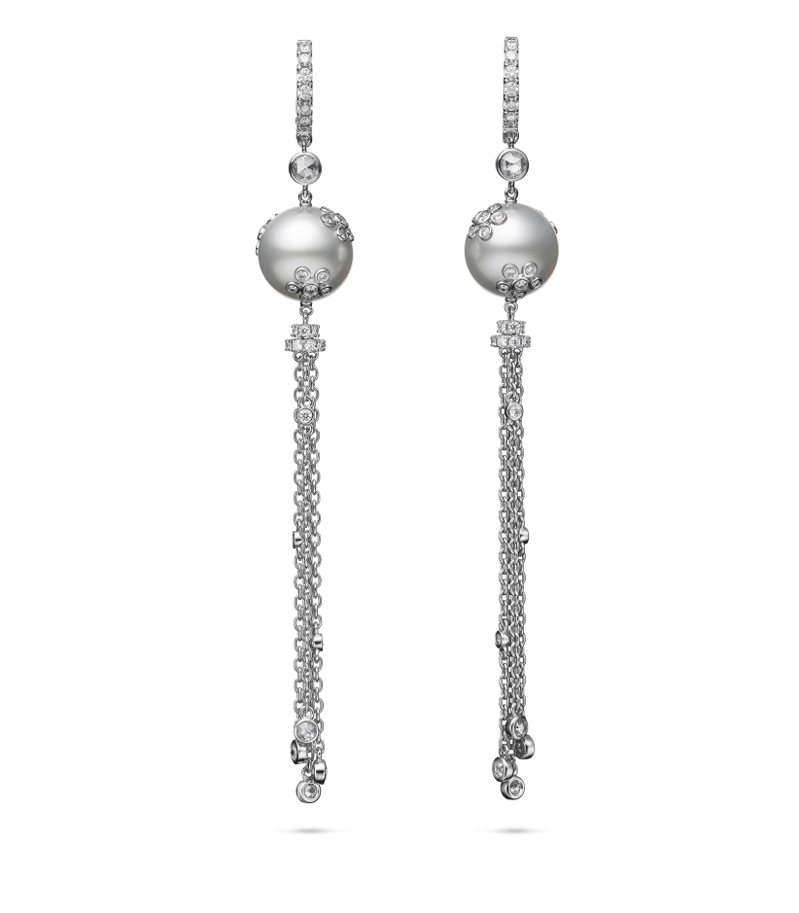 在珍珠上以Piqué工艺展现梦幻镶嵌技法之美的MIKIMOTO顶级珠宝系列「Praise to the Sea」南洋珍珠钻石流苏耳环，124万元。图／MIKIMOTO提供