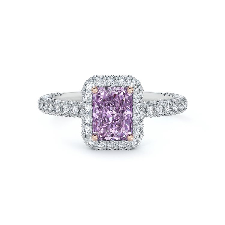 Aura高級珠寶雷迪恩式切割紫鑽戒指，主鑽為1.09克拉濃彩帶粉紅色的紫鑽，價格店洽。圖／De Beers提供（必放）