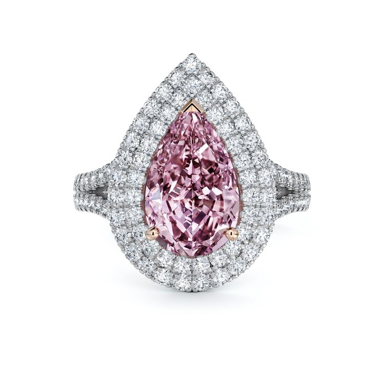 Aura Double Halo高級珠寶梨形切割粉紅鑽戒指，主鑽為2.13克拉濃彩帶紫色的粉紅鑽，價格店洽。圖／De Beers提供（必放）