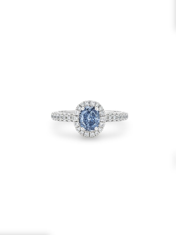 Aura高級珠寶枕形切割藍鑽戒指，主鑽為0.62克拉艷彩藍鑽，價格店洽。圖／De Beers提供
