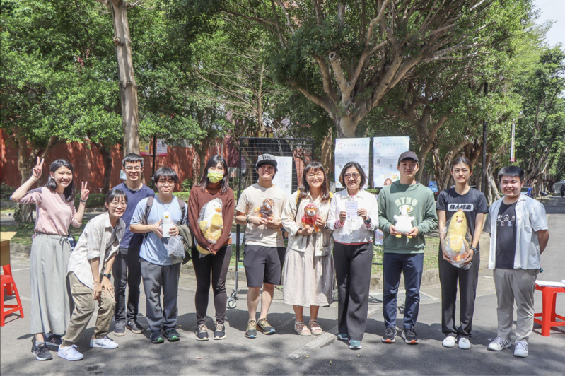 國立台灣師範大學日前舉行第一屆獅吼大賽，邀請學生在分貝計前吼出內心煩惱。圖／台師大提供