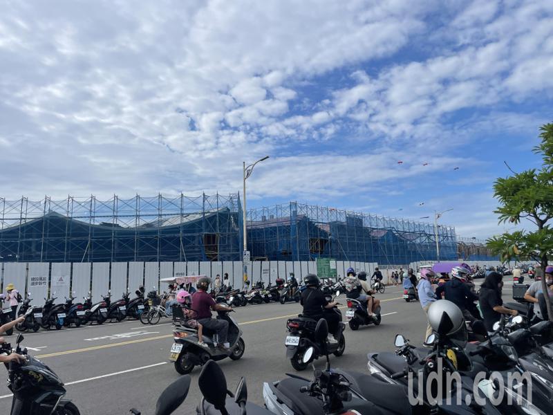 新竹漁港漁產直銷中心新建工程延宕，還在施工中。記者張裕珍／攝影