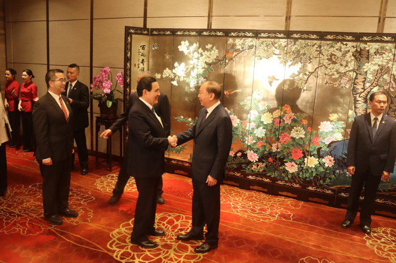 前总统马英九（左2）与中共广东省委书记黄坤明（左3）握手时，两人都显得轻松愉快。记者廖士锋／摄影