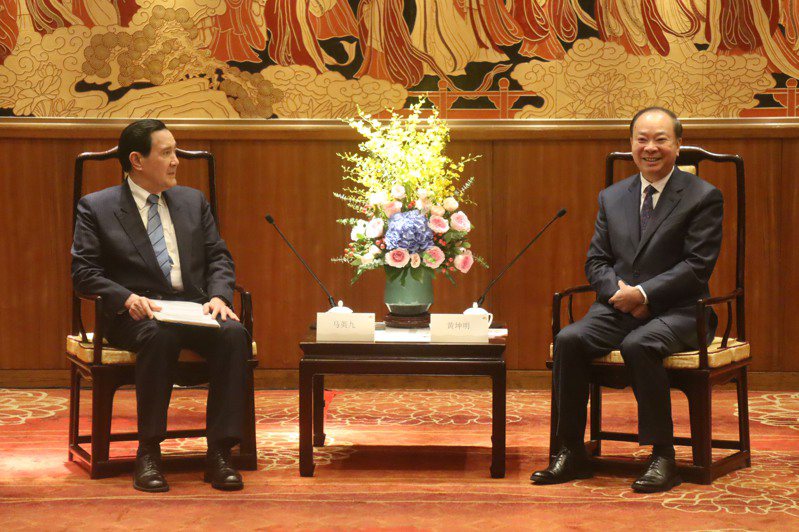 前總統馬英九（左）2日晚間會見廣東省委書記黃坤明，兩次提到「國父」。記者廖士鋒／攝影