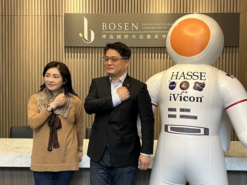 博森国际外语艺术中心创办人许婷怡(左)与美国HASSE太空学校执行长刘倬宇(右)。博森提供