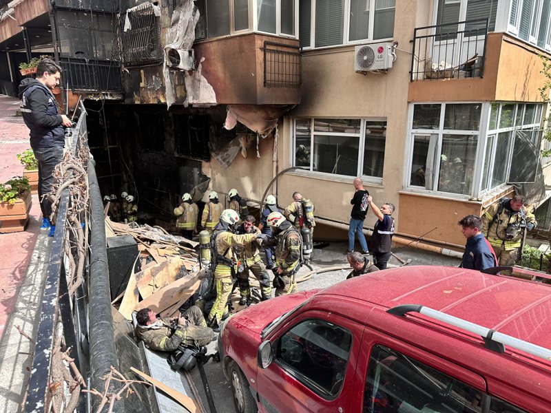 土耳其伊斯坦堡一間夜店2日失火，消防人員到場撲滅火勢；圖由伊斯坦堡消防單位釋出。歐新社