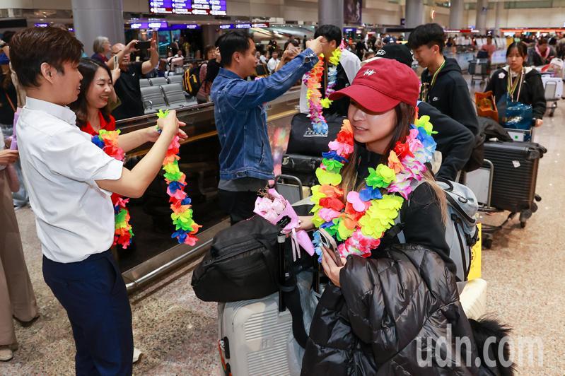 代表队成员返台时受到亲友热烈欢迎。记者黄仲明／摄影