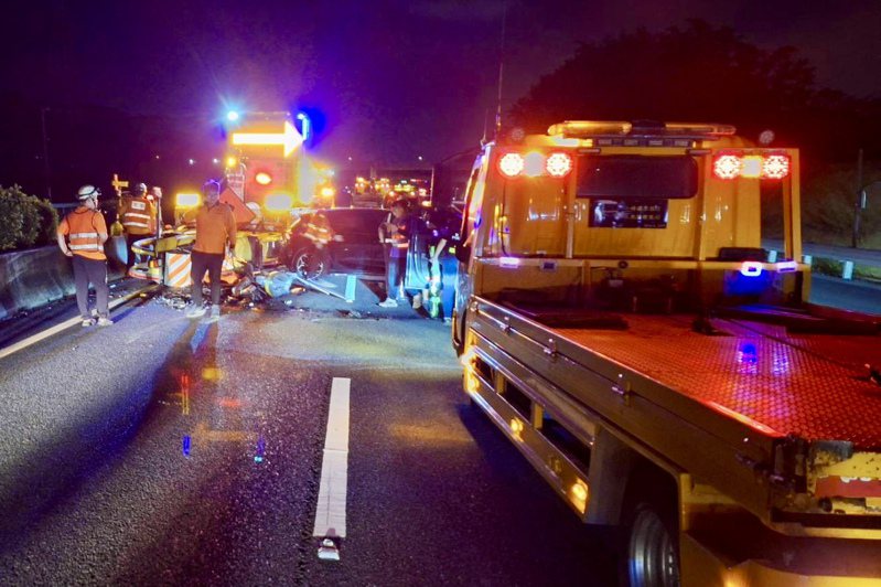 国道一号353K楠梓段发生施工缓撞车遭撞事故。图／读者提供