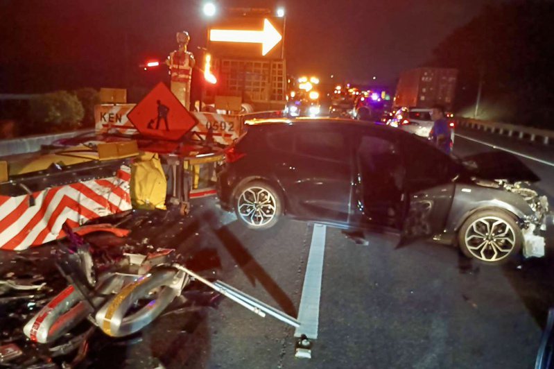 国道一号353K楠梓段发生施工缓撞车遭撞事故。图／读者提供