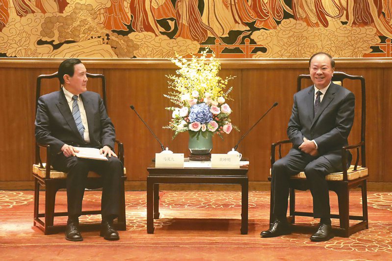 前總統馬英九（左）二日晚間會見廣東省委書記黃坤明，兩次提到「國父」。記者廖士鋒／攝影