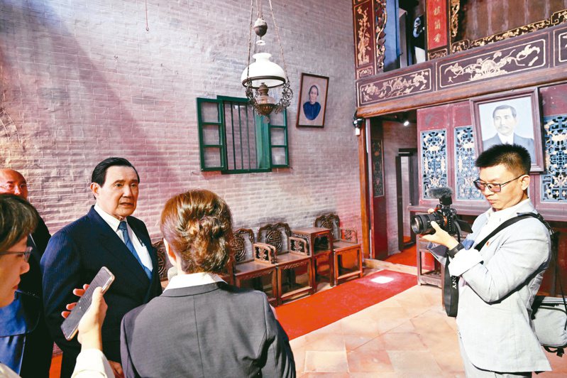 前總統馬英九（左二）昨赴廣東中山參訪國父孫中山故居，他在致詞時提到「自由、民主、均富、統一的中國」，語帶哽咽。圖／馬英九基金會提供
