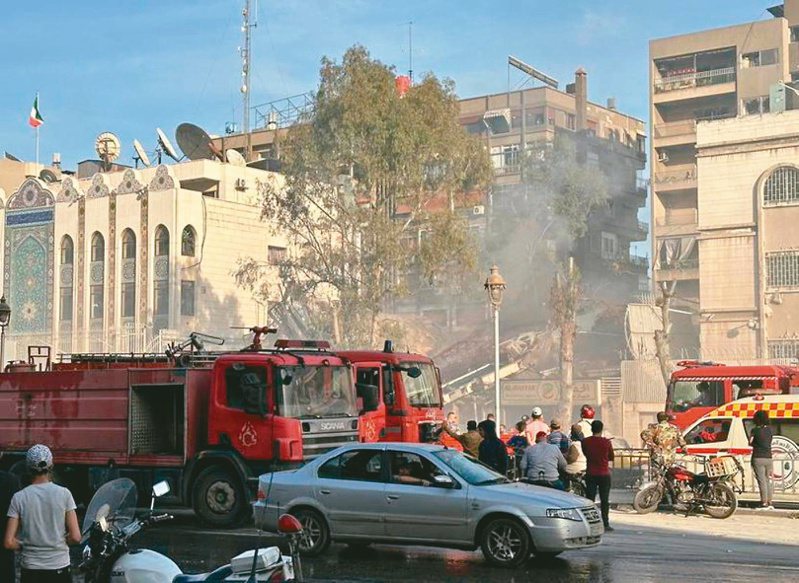 在大马士革的伊朗驻叙大使馆一日遭飞弹空袭，现场一片狼借。分析称此事件恐沦为以哈冲突扩大成区域战争的最后一根稻草。（新华社）(photo:UDN)