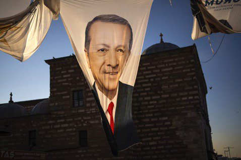 伊斯坦堡街頭的厄多安橫幅。厄多安選前曾聲稱，2024年土耳其地方選舉將是他參與的...