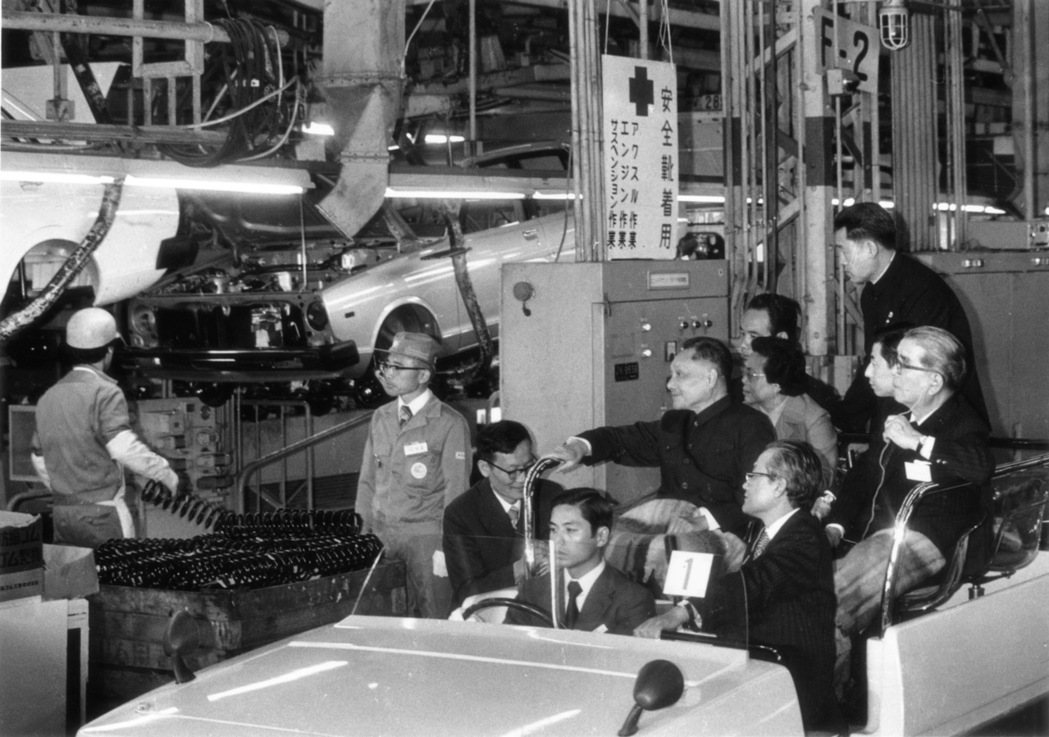 1978年鄧小平主張大力發展科研，受邀參觀日本東京Nissan車廠。 圖／美聯社