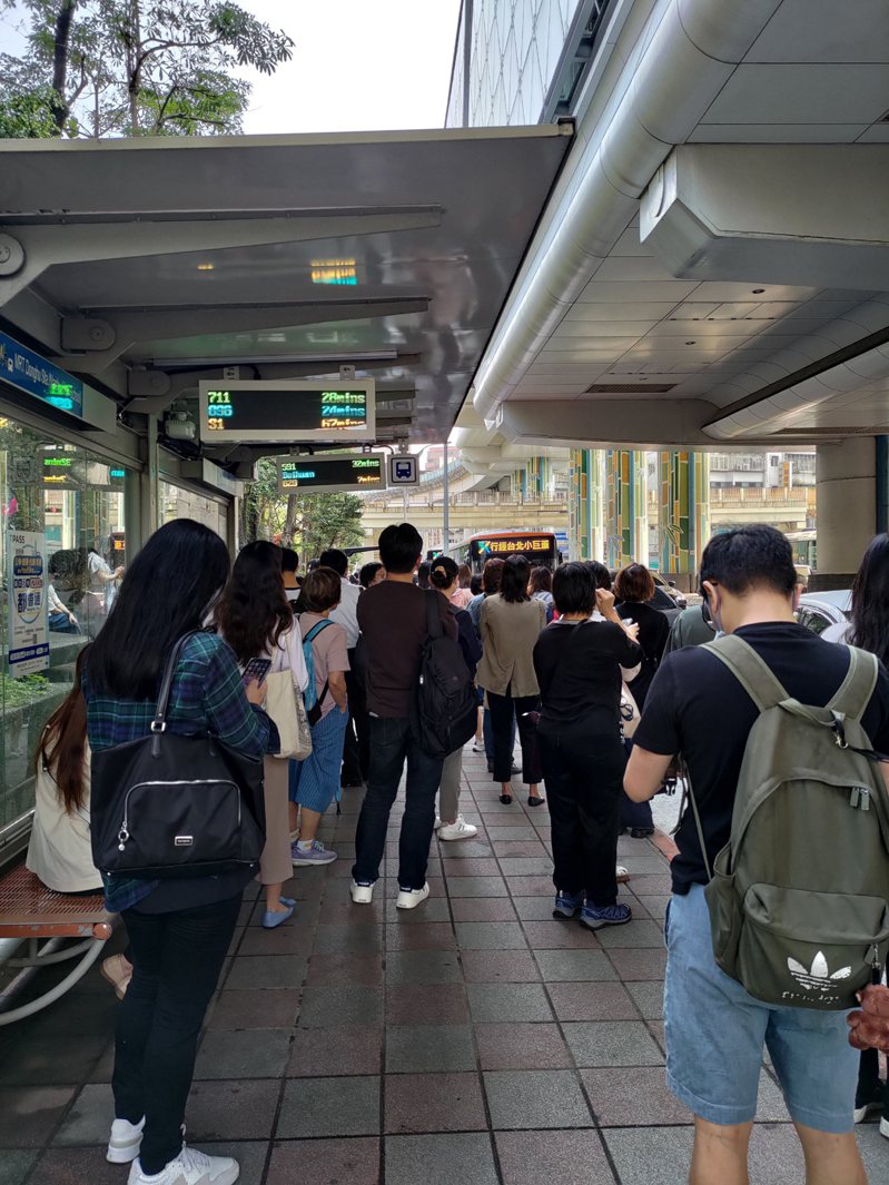 正值上班時間，台北捷運緊急暫停，許多民眾無奈要趕上班，只好趕緊改搭公車或其他交通運具，造成公車站牌擠滿人，整個交通大亂。記者林麗玉/攝影